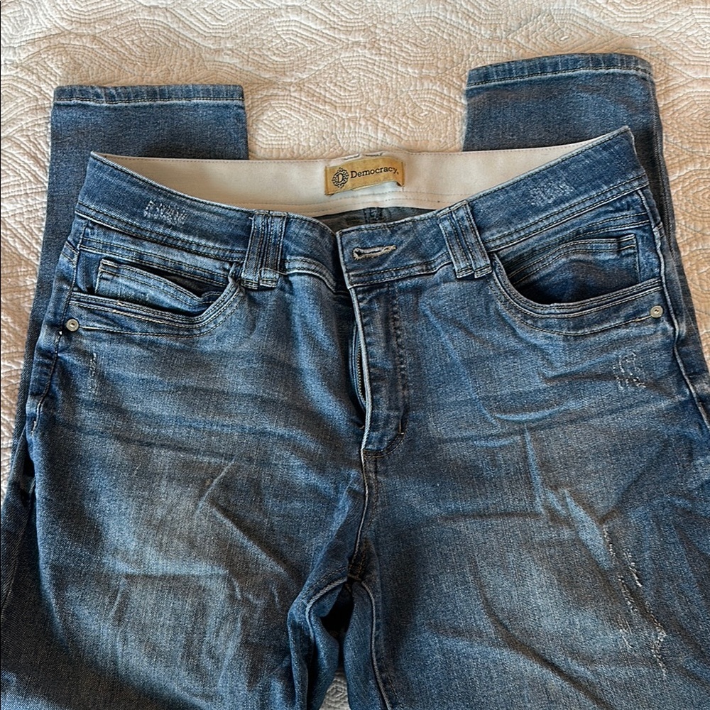 Democracy Blue Ankle Cropped Jeans with Distressed Look